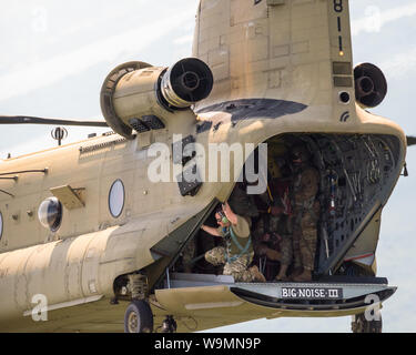 Soldati in attesa di passare da CH-47 Chinook a 2019 Leapfest, un international static line parachute evento di formazione e la concorrenza. Foto Stock