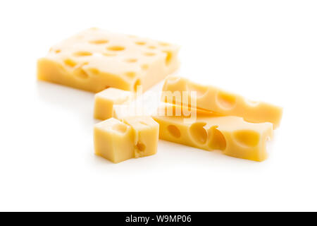 Il formaggio tagliato a cubetti isolati su sfondo bianco. Foto Stock