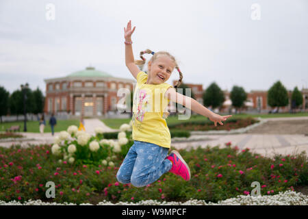 La ragazza è saltato in aria felice, funky, gioia Foto Stock