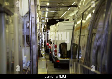 L'interno di un abitacolo di un veicolo alto o ponte singolo carrello su un shuttle Eurotunnel Foto Stock