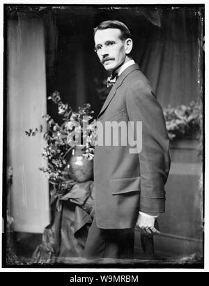 Arthur B. Davies (1862-1928), il pittore americano, poste in il fotografo di New York City studio circa 1907 Foto Stock