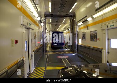 L'interno di un abitacolo di un veicolo alto o ponte singolo carrello su un shuttle Eurotunnel Foto Stock