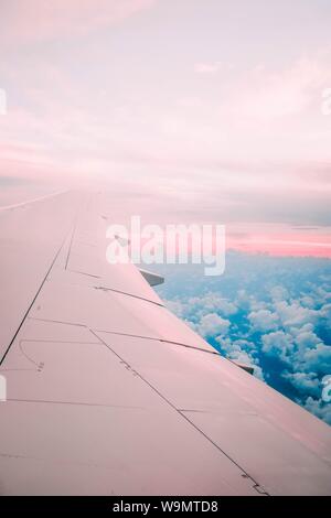 Scatto verticale di un'ala dell'aeroplano con una vista stupefacente del cielo Foto Stock