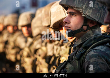 Izmir, Turchia - 29 ottobre 2015. I soldati sono in attesa in linea. Il giorno della Repubblica di Turchia. Foto Stock