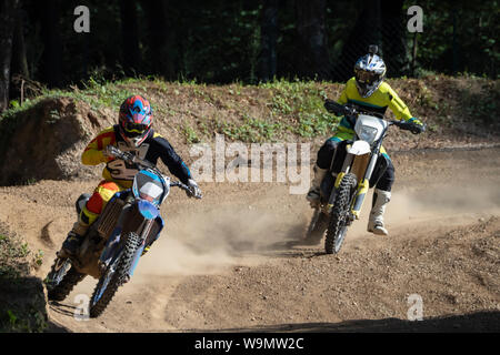 Il pilota di Motocross su un sentiero di dettaglio Foto Stock