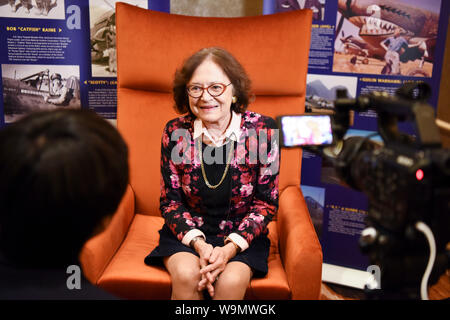 (190814) -- NEW YORK, 14 agosto 2019 (Xinhua) -- Foto scattata il 11 maggio 2019 Mostra Cynthia Chennault, figlia del tardo U.S. Generale Claire Lee Chennault, parlando durante una intervista con Xinhua sul margine della quarta Sino-American Seconda Guerra Mondiale amicizia e Flying Tigers Storia conferenza a Las Vegas, Stati Uniti. Cynthia Chennault, figlia del leggendario tardi U.S. Generale Claire Lee Chennault, ancora ricordato come il suo amato padre ha descritto il suo feeling con la vittoria sul Giappone durante la Seconda guerra mondiale (WWII). Nel 1941, il generale Chennault reclutato gli Americani Gruppo di Volontariato Foto Stock