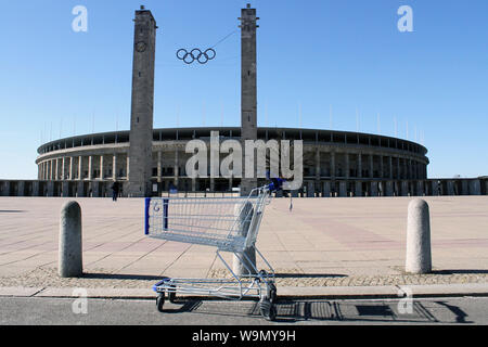 Carrello per supermercati parcheggiato in stadio Olimpico di Berlino Foto Stock