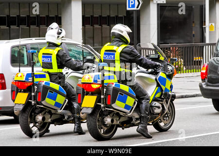 Due ufficiali della polizia sulle motociclette presso le vie di londra Foto Stock