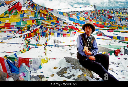 Il Tibetano Porter in appoggio sul Monte Kailash in Tibet Foto Stock