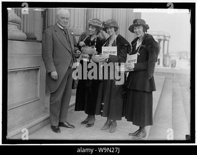 Rilievo belga. CHAMP CLARK Acquisto di dimenticare-ME-poveri per salvare i neonati belga Foto Stock
