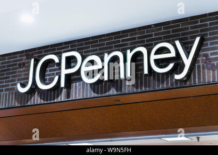 Agosto 14, 2019 San Jose / CA / STATI UNITI D'AMERICA - Close up JCPenney segno in un grande magazzino situato in un centro commerciale di South San Francisco Bay Area Foto Stock