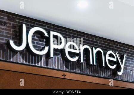 Agosto 14, 2019 San Jose / CA / STATI UNITI D'AMERICA - Close up JCPenney segno in un grande magazzino situato in un centro commerciale di South San Francisco Bay Area Foto Stock