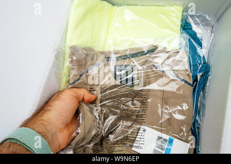 Parigi, Francia - Giu 28, 2019: Man mano unboxing nuove Nike Running vestiti Foto Stock