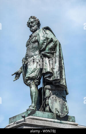 Antwerpen, Belgio - 23 Giugno 2019: primo piano del bronzo Peter Paul Rubens statua contro la luce blu del cielo sulla Groenplaats. Foto Stock