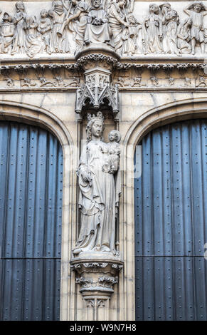 Antwerpen, Belgio - 23 Giugno 2019: primo piano della pietra beige statua della Madonna e il bambino presso l'ingresso principale della cattedrale di Notre Dame, Onze-Lieve-Vrouw, cattedrale Foto Stock