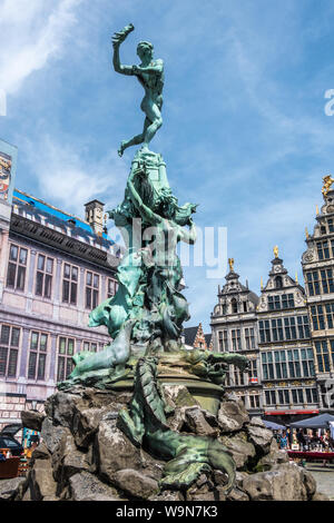 Antwerpen, Belgio - 23 Giugno 2019: Bronzo Verde Brabo statua sul Grote Markt, con case storiche e frontoni in indietro sotto il cielo blu. Foto Stock