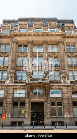 Antwerpen, Belgio - 23 Giugno 2019: beige-marrone facciata del diamante monumentale edificio di Exchange con bandiera poli e argento in cielo Pelikaanstraat. Foto Stock