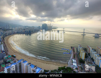 Vista aerea della torbida mattinata estiva di Gwangalli Beach, Busan, Corea del Sud, Asia Foto Stock