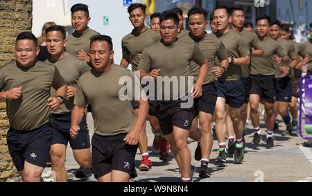 Sandgate, Kent/UK-Luglio 22 2019: Nepalese soldati del Royal Gurkha Fucili a canna rigata su una formazione gestita insieme alla costa del Kent Foto Stock