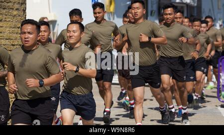 Sandgate, Kent/UK-Luglio 22 2019: Nepalese soldati del Royal Gurkha Fucili a canna rigata su una formazione gestita insieme alla costa del Kent Foto Stock