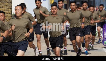 Sandgate, Kent/UK-Luglio 22 2019: Nepalese soldati del Royal Gurkha Fucili a canna rigata su una formazione gestita insieme alla costa del Kent Foto Stock