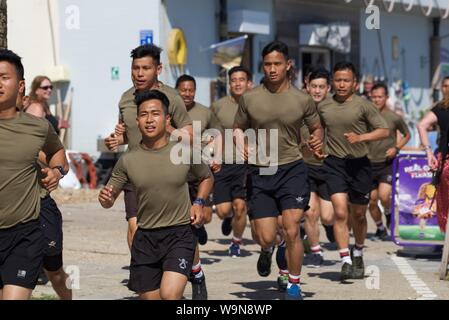 Sandgate, Kent/UK-Luglio 22 2019: Nepalese soldati del Royal Gurkha Fucili a canna rigata su una formazione gestita insieme alla costa del Kent Foto Stock