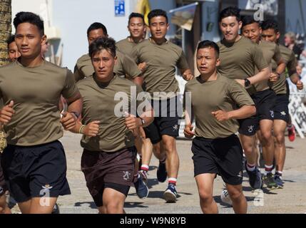 Sandgate, Kent/UK-Luglio 22 2019: Nepalese soldati del Royal Gurkha Fucili a canna rigata su una formazione gestita insieme alla costa del Kent Foto Stock