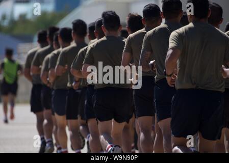 Sandgate, Kent/UK-Luglio 22 2019: Nepalese soldati del Royal Gurkha Fucili a canna rigata su una formazione gestita insieme alla costa del Kent Foto Stock