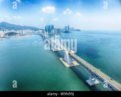 Aeril Vista estiva soleggiata ponte Gwangandaegyo, Busan, Corea del Sud, Asia Foto Stock