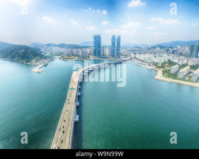 Aeril Vista estiva soleggiata ponte Gwangandaegyo, Busan, Corea del Sud, Asia Foto Stock