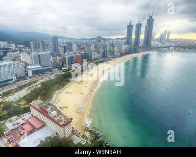 Vista aerea della torbida mattinata estiva della Spiaggia di Haeundae, Busan, Corea del Sud, Asia Foto Stock