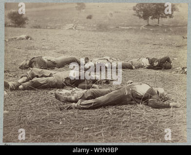 Campo di battaglia di Gettysburg. Corpi dei morti soldati federali sul campo del primo giorno di battaglia Foto Stock