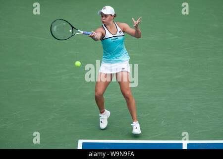 Cincinnati, OH, Stati Uniti d'America. 14 Ago, 2019. Occidentale e Meridionale Tennis aperto, Cincinnati, OH; Agosto 10-19, 2019. Ashleigh Barty gioca una palla contro avversario Maria Sharapova durante il Western e Southern Open Tennis Tournament giocato a Cincinnati, OH. Barty ha vinto 6-4 6-1. Agosto 14, 2019. Foto di Wally nellâ/ZUMAPress Credito: Wally nellâ/ZUMA filo/Alamy Live News Foto Stock