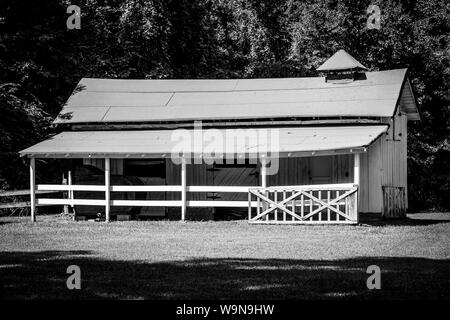 Un invecchiamento cavallo artigianali stabile costruito a Rowan Oak dal Premio Pulitzer autore vincitore William Faulkner, a sua casa posto a Oxford, MS, STATI UNITI D'AMERICA Foto Stock