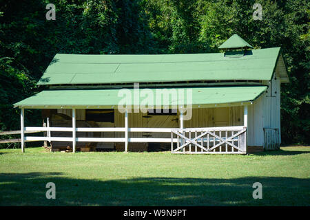 Un invecchiamento cavallo artigianali stabile costruito a Rowan Oak dal Premio Pulitzer autore vincitore William Faulkner, a sua casa posto a Oxford, MS, STATI UNITI D'AMERICA Foto Stock