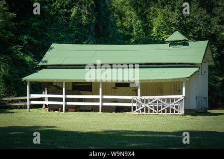 Un invecchiamento cavallo artigianali stabile costruito a Rowan Oak dal Premio Pulitzer autore vincitore William Faulkner, a sua casa posto a Oxford, MS, STATI UNITI D'AMERICA Foto Stock