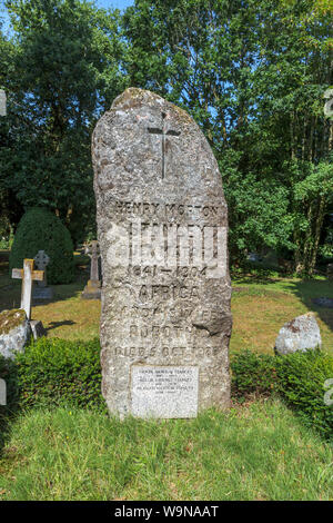 Il granito pietra tombale di African explorer Henry Morton Stanley nella chiesa di San Michele e Tutti gli Angeli a Pirbright, un villaggio vicino a Woking, Surrey, Regno Unito Foto Stock