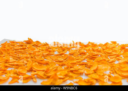 Morbido e sfumato soft focus agricoltore pratica fetta tagliata di Zingiber,Curcuma radice, per essiccamento con lo sfondo bianco.Il cibo locale e erbe tailandese in Foto Stock