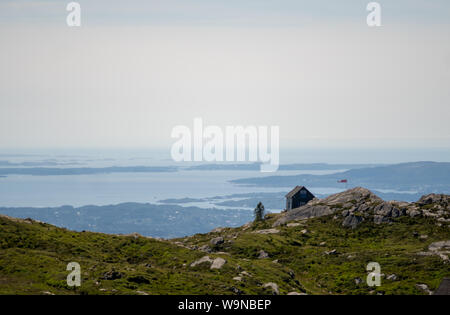 Vista della cabina sulla cima con le isole in background a monte Ulriken, Bergen Foto Stock