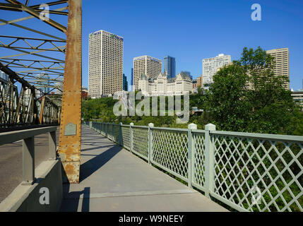 Splendide vedute di basso livello Ponte nel centro di Edmonton, Alberta, Canada che si estende in tutto il Nord del Fiume Saskatchewan. Foto Stock