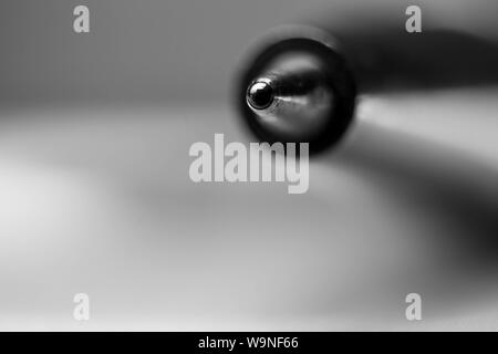 In bianco e nero ,.macro immagine della punta di una penna a sfera, noto anche come una biro o penna a sfera , closeup, palla a fuoco Foto Stock