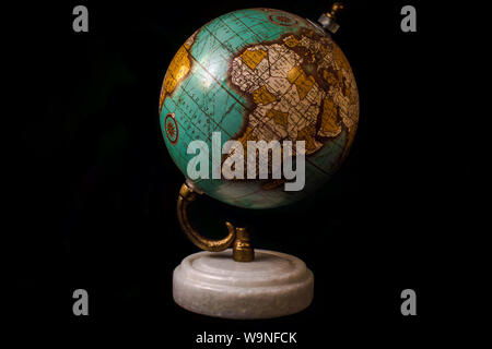 Globo di antiquariato con un titolare di oro e marmo stand , closeup , studiowork , sfondo nero Foto Stock