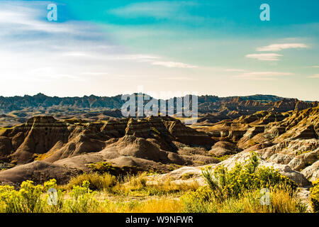 Bellissima vista sul canyon , e cielo blu Parco nazionale Badlands , SD , STATI UNITI Foto Stock