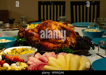 Arrosto di tacchino sulla tabella di festa, di ringraziamento Foto Stock