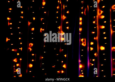 Arancione Blured string fata luci sulla tenda di notte Foto Stock