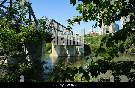 Splendide vedute di basso livello Ponte nel centro di Edmonton, Alberta, Canada che si estende in tutto il Nord del Fiume Saskatchewan. Foto Stock