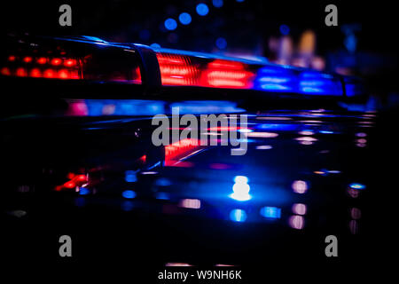 Avviso di emergenza di rosso e di blu montate sul tetto di polizia lampeggiatore LED light bar acceso Foto Stock