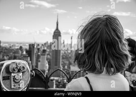 Per turisti in cerca all'Empire State uno dei più edifici iconici in NYC Foto Stock