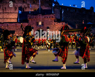 Edimburgo, Scozia, Regno Unito. 14 ago 2019. Royal Edinburgh Tattoo militare 2019 caleidoscopio sulla spianata del castello nella sua sessantanovesima spettacolo ispirato lo strumento ottico da scienziato scozzese Sir David Brewster e Sir Isaac Newton, sette colori. Essa propone i tradizionali ammassato pifferi e tamburi. Una marching band suonare cornamusa scozzese in uniforme militare con kilts e puttees Foto Stock
