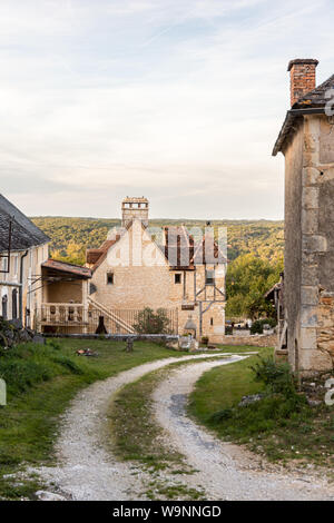 Salignac-Eyvigues, Dordogne, Francia - 27 Settembre 2017: la strada sterrata che conduce ad un diciassettesimo secolo castello affacciato su una valle boscosa Foto Stock